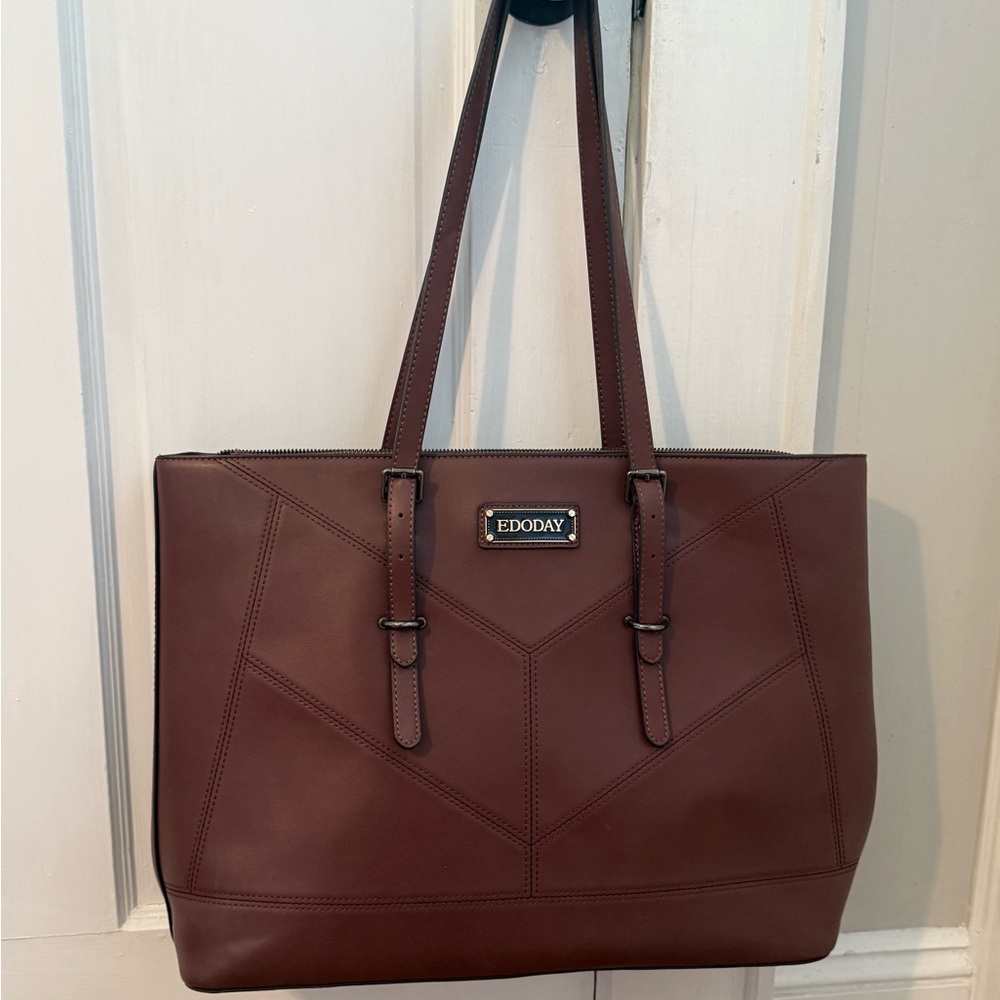 Elegant Brown Leather Tote Bag with Clean Lines